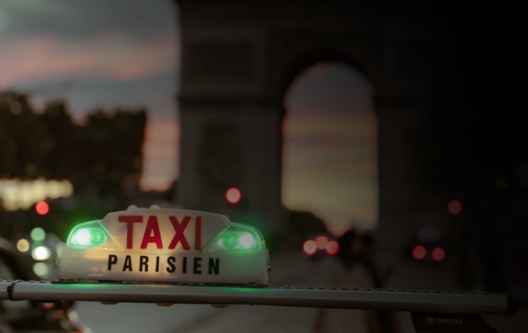 Taxi beauchamp in front of l'arc de triomphe